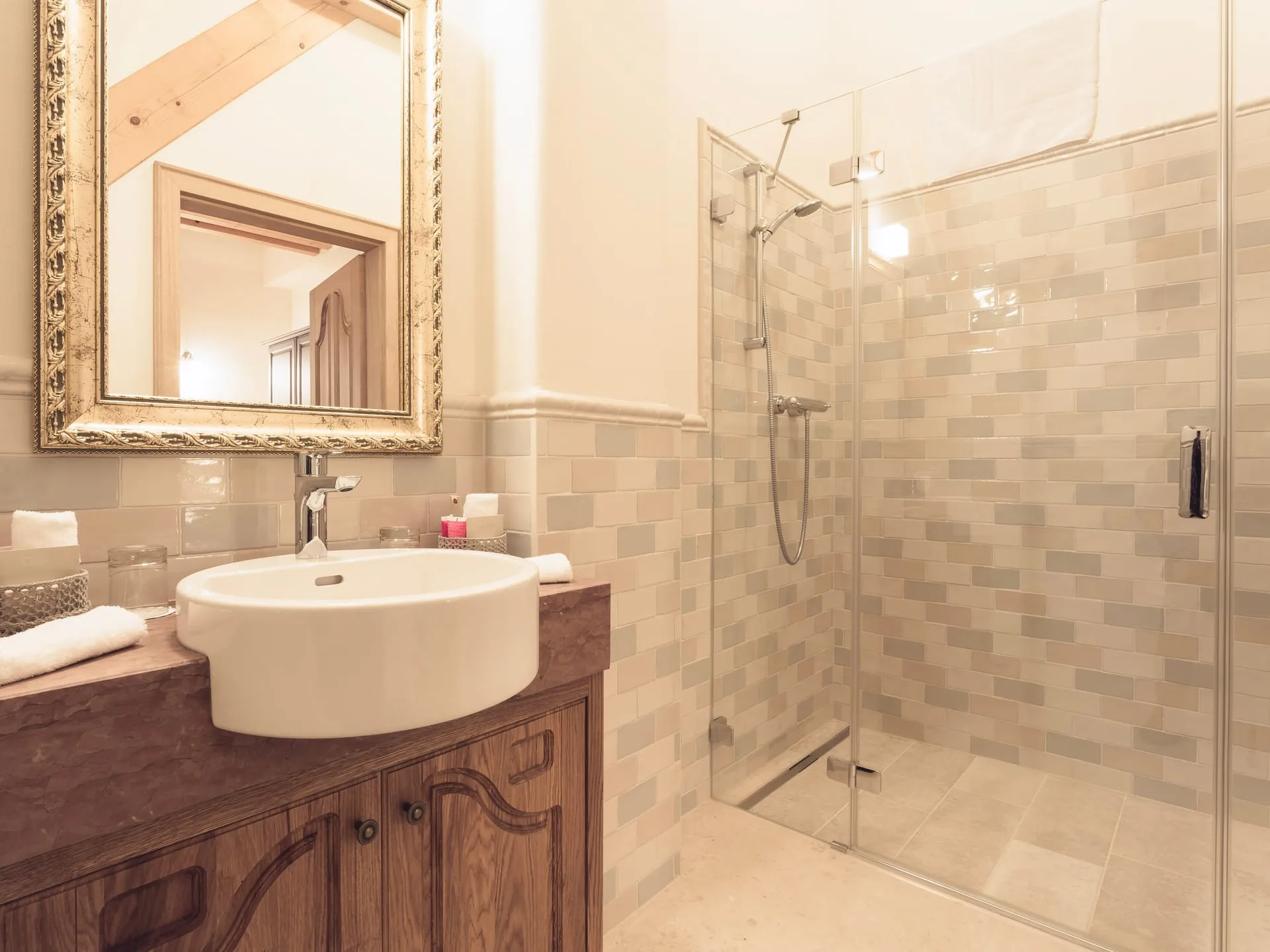 Standard Double Room — Detail